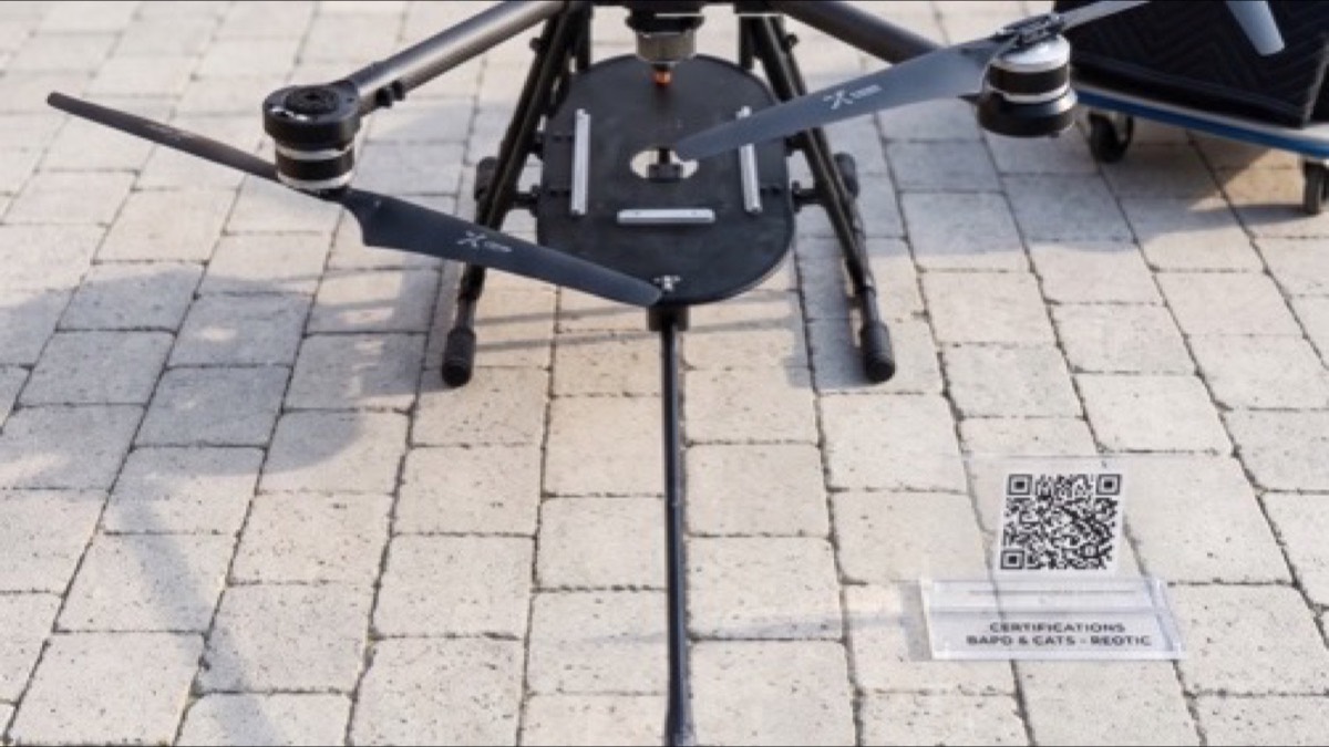 Drone en vol stationnaire effectuant l'inspection détaillée d'une toiture