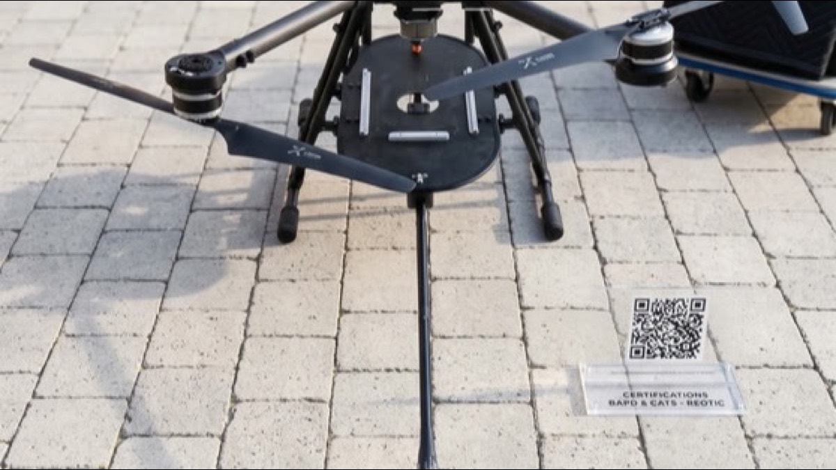 Drone en intervention de maintenance sur la toiture d'un bâtiment public